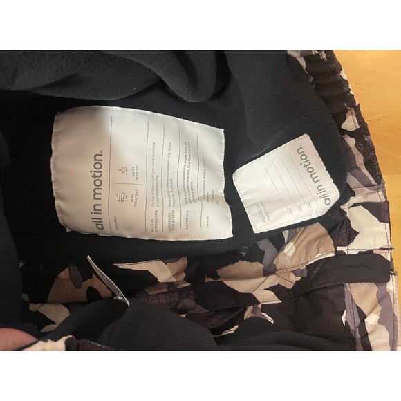 Kid's Snow Jacket – Warm, Durable, and Stylish Winter Gear for Cold Weather. - Picture 6 of 6